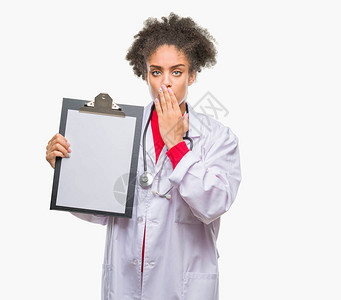 年轻的非洲裔美国医生女人拿着剪贴板图片