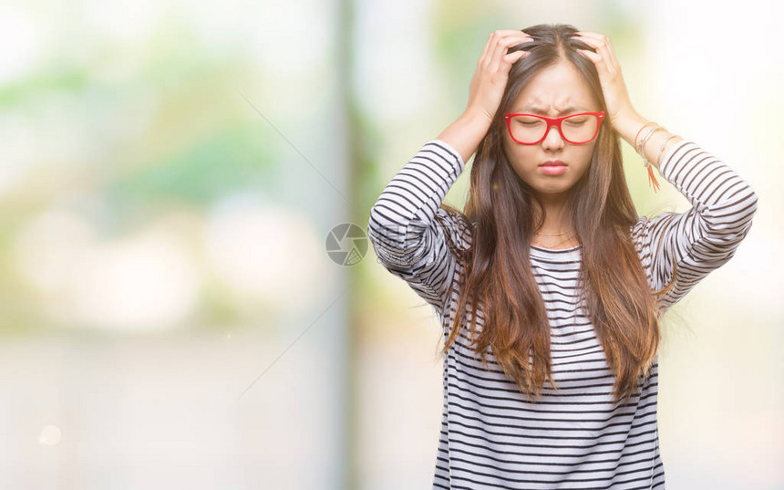 年轻的亚洲女在与世隔绝的背景下戴着眼镜图片