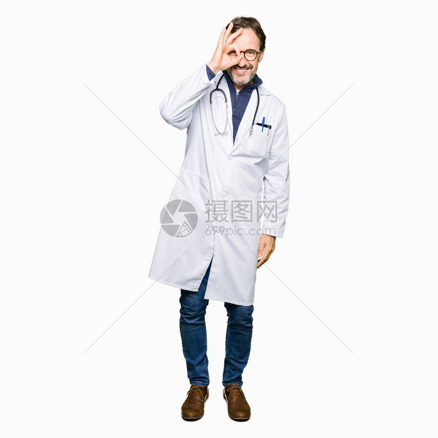 身着大衣的帅气中年医生男子用手微笑做好手势图片
