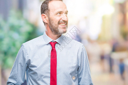 身着红领带的中年老商人带着笑容和自然表情图片