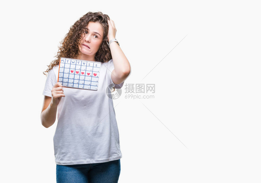 年轻的黑发女孩在孤立的背景下拿着月经日历图片