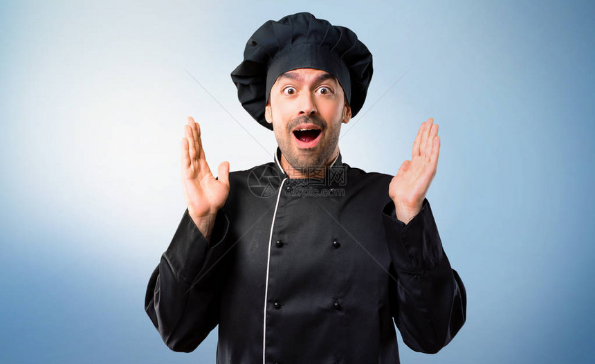 穿着黑色制服的厨师图片