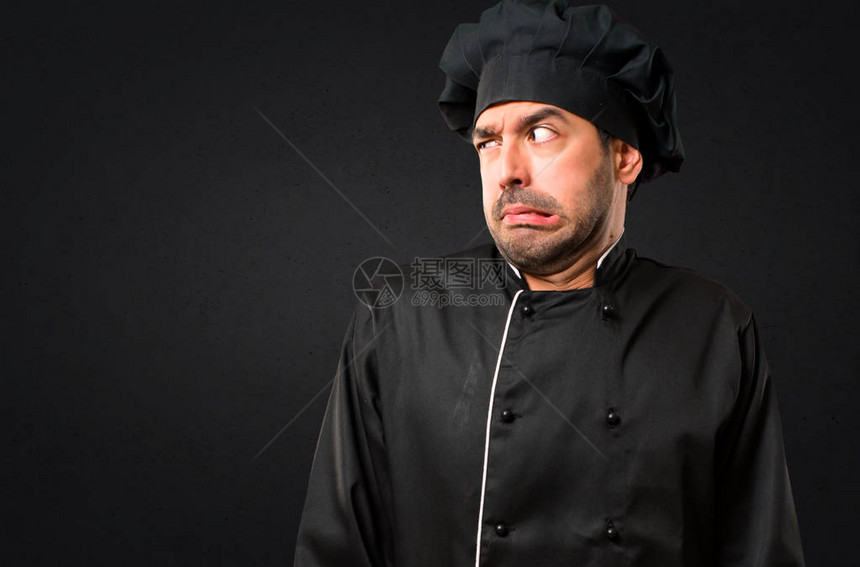 穿黑制服的厨师有点紧张害怕用黑底牙图片
