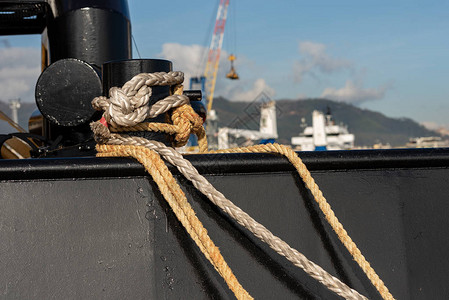 在港口停泊的船舶甲板上挂有绳索或吊船图片