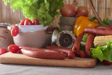 巴伐利亚香肠菜和蔬菜图片
