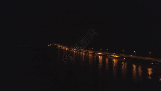 鸟瞰图在夜间照亮了公路和汽车的桥梁图片