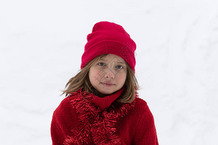 一个小女孩的肖像站在红帽子下图片