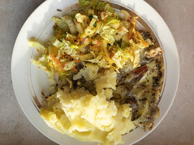满盘蔬菜沙拉土豆泥和茄子煎蛋的顶视图图片