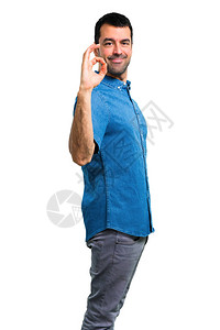穿蓝衬衫的帅哥用手指显图片