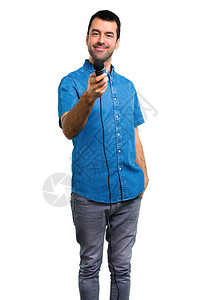 英俊的男人穿着蓝色衬衫用麦克风图片