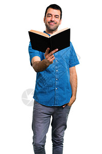 有蓝色衬衣的英俊的人读书图片