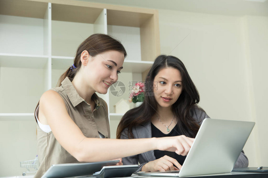 商业妇女共同帮助培训雇员在办公室生活中的友情关系b图片