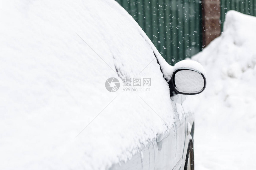 冬天下雪了车都下雪了注意力图片