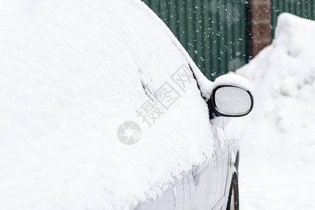 冬天下雪了车都下雪了注意力图片