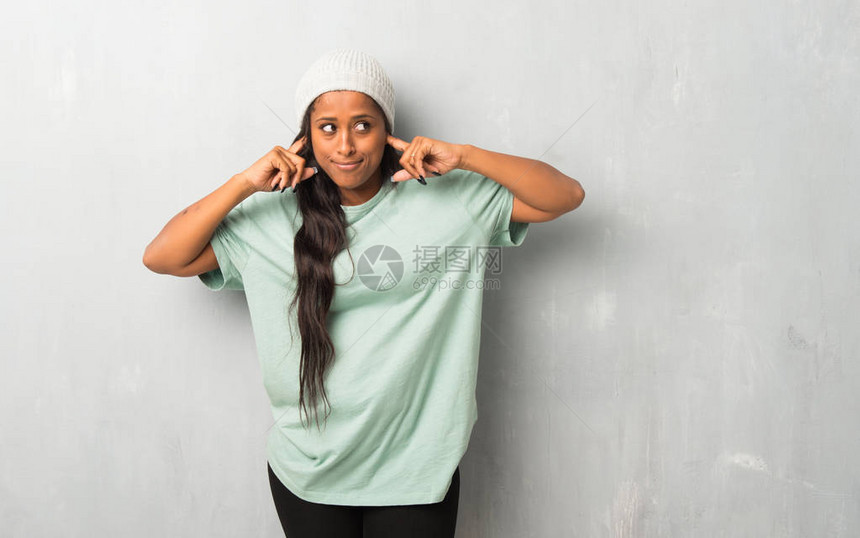 年轻的美国女青年用手亲遮住两只耳图片