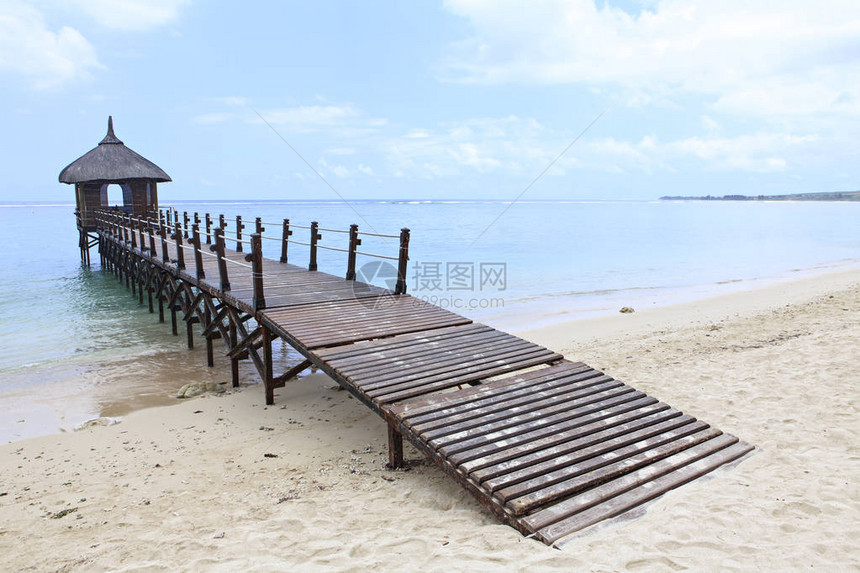 在一个hydillic海滩上的木浮桥图片