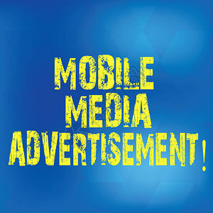 显示移动媒体广告的书写笔记通过手机或其他设备展示广告的商业照片在朦胧的蓝色空间上闪烁着钻石形状背景图片