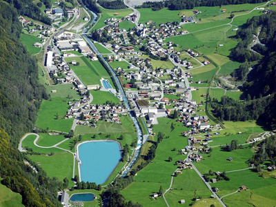 与水力发电厂Fatschbach瑞士格拉鲁斯州蓄积湖泊的林塔尔定居区图片