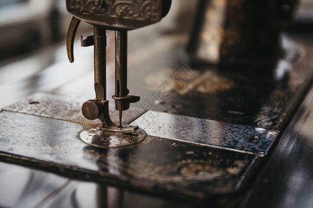 老式缝纫机上的针和细节的特写高清图片
