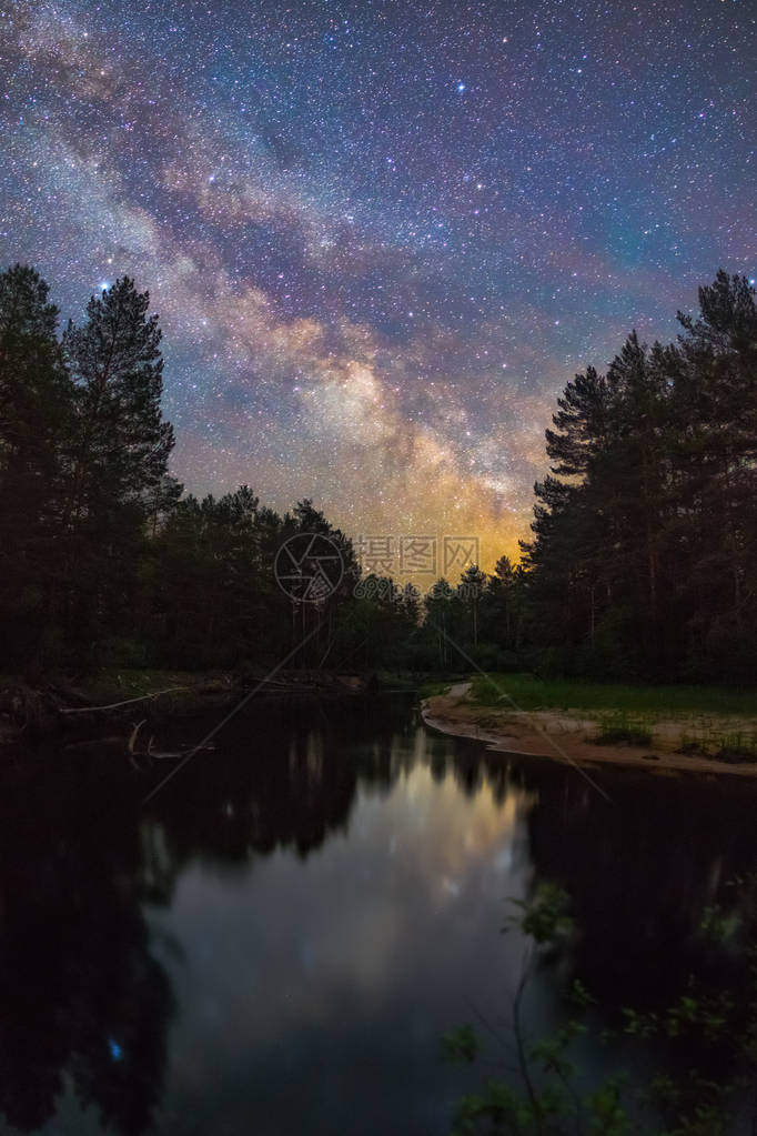 与明亮的银河系的星夜景观图片