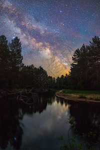 与明亮的银河系的星夜景观图片