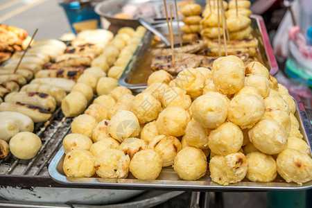 泰国曼谷当地市场出售的甘薯糖土豆图片