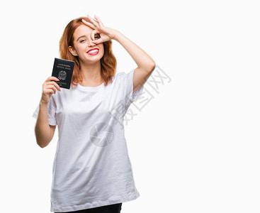 年轻漂亮的女人在孤立的背景下拿着意大利护照图片