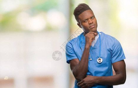 年轻的非洲裔美国医生在孤立的背景下穿着外科医生制服图片