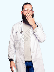 金发大胡子的年轻医生穿着医疗大衣图片