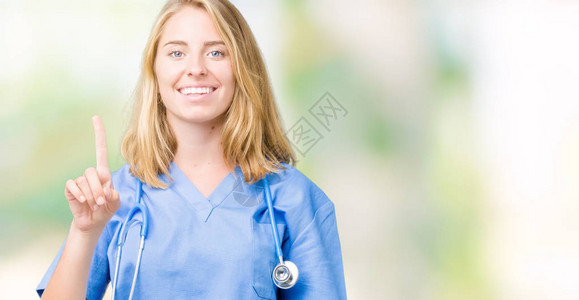 身穿医疗制服的年轻女医生在孤立的背景展出时图片