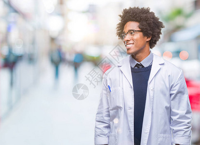 与世隔绝背景的非裔美国医生科学家在一边笑脸自然表情和微笑图片