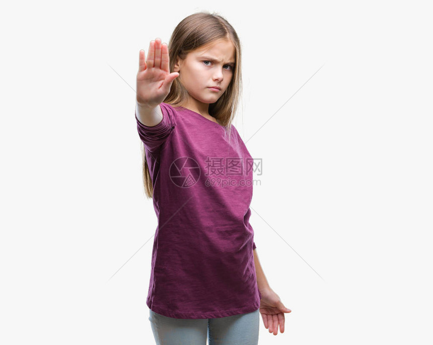 年轻漂亮的女孩在孤立的背景下停止用手掌脸上带着消极和严肃的图片