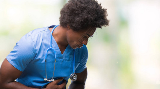 非裔美国外科医生在孤立的背景中图片