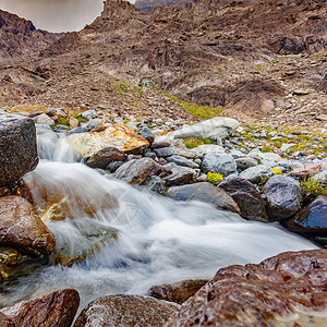 高山上的泉水急流图片