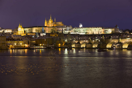 夜深多彩的寒雪圣诞节布拉格小城有哥特城堡和查尔斯桥图片