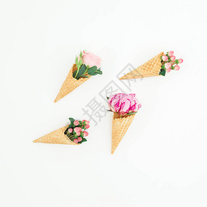 白色背景的粉红花玫瑰花瓣和华夫饼锥子的概念平面图片