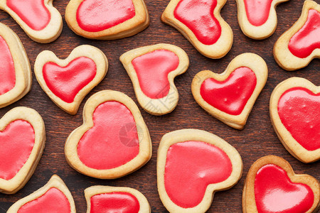 情人节贺卡有心形的饼干在木本背景图片