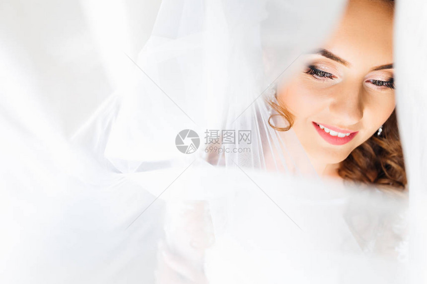 新娘低头的脸和周围的薄纱图片