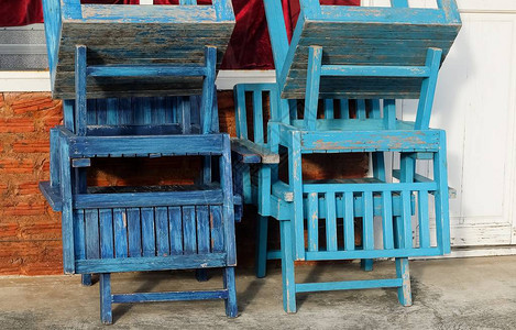 传统咖啡店前的空文蓝木制椅子堆叠式在图片