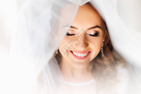 新娘脸的特写头上有妆和新娘面纱图片