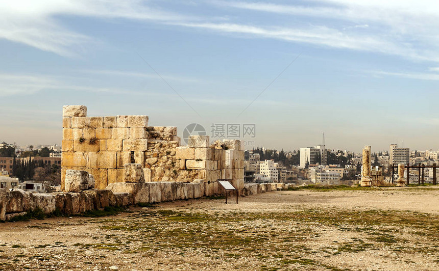 约旦首都安曼的罗马考古遗迹在一片阴云的一天里图片