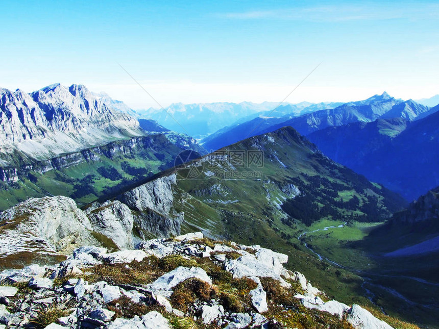 位于瑞士格拉鲁斯州林塔尔河谷之上的Ortstock山峰和Fisetengr图片