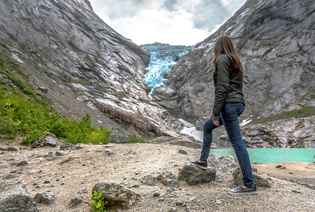 一位观光女游客观察着挪威山图片