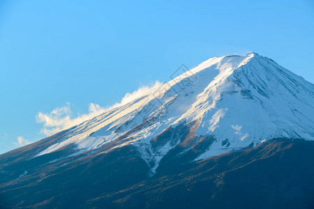 冬季雪盖顶部的藤山日本地图片