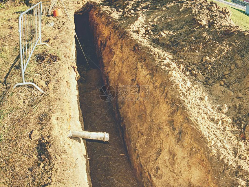 地下管道连接器水沟漏水的维修图片