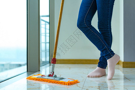 家庭主妇正在打扫房子修地板做家务图片