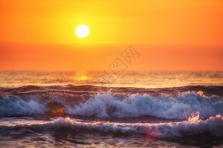 日出和海洋中的波光粼日出拍摄图片