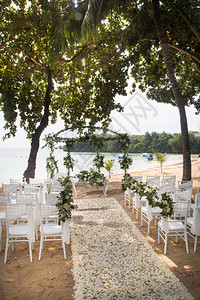 海滩浪漫婚礼布置图片