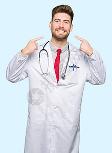 身着医疗大衣的英俊年轻医生图片