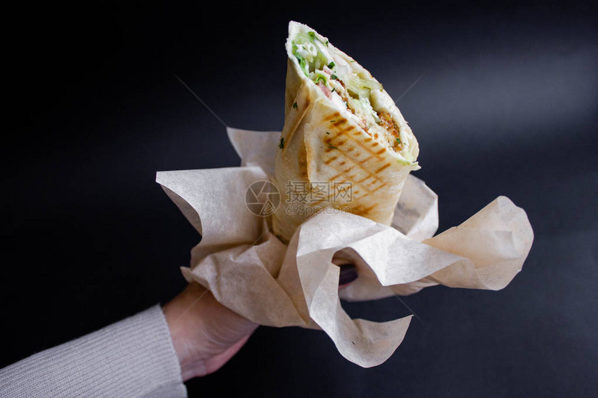 深底背景成分的Shawarma三明治图片